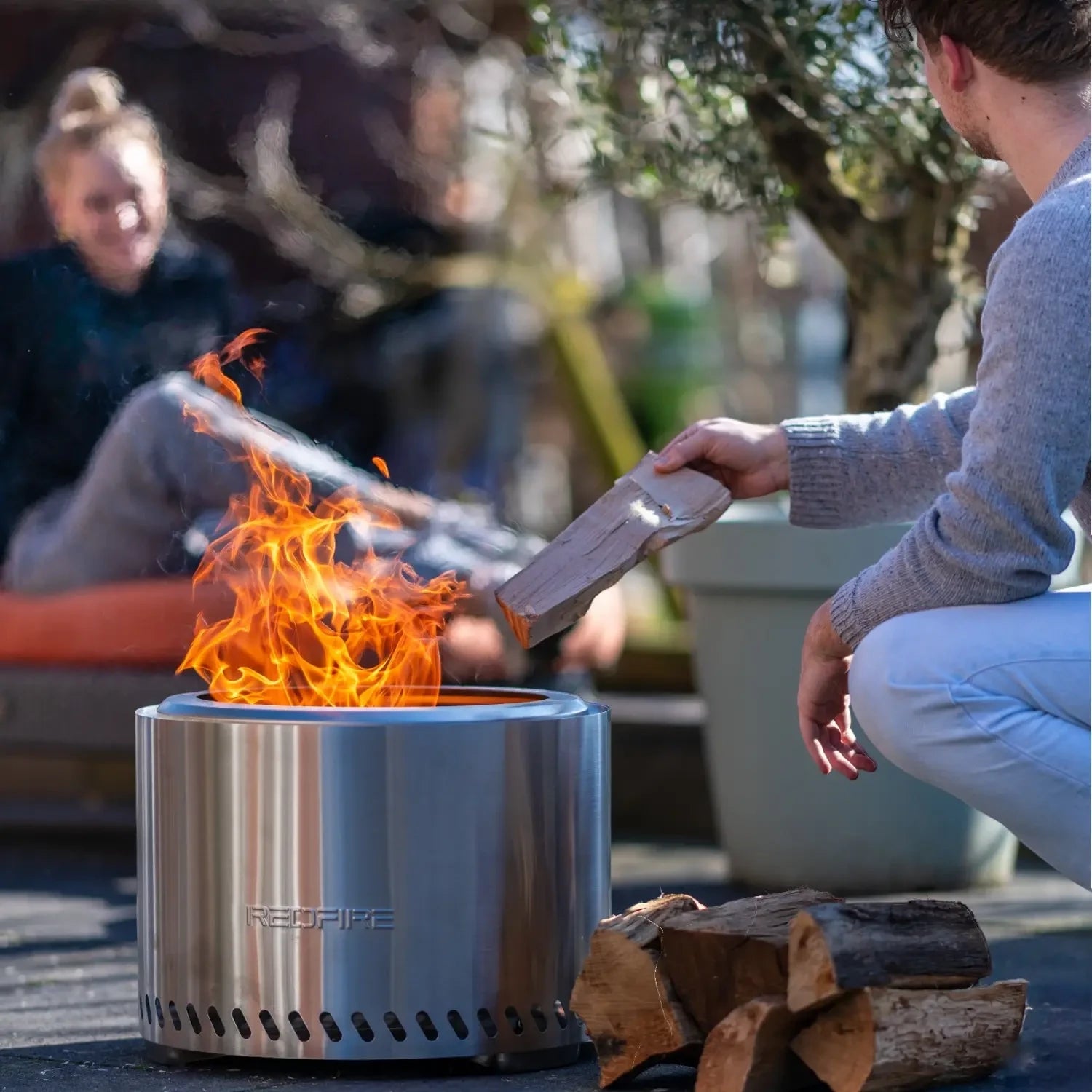 Smokeless fire pit