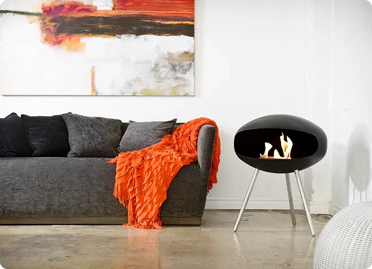 Cocoon Terra etanolkamin bredvid soffan