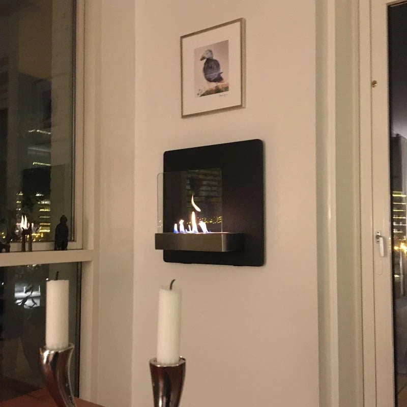 Elegant väggkamin i svart färg med glas