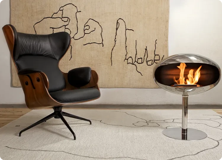 Cocoon Fires Pedestal i rostfritt stål i vardagsrumsmiljö