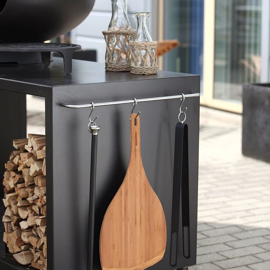 Forno outside pizzaoven table with pizza peel