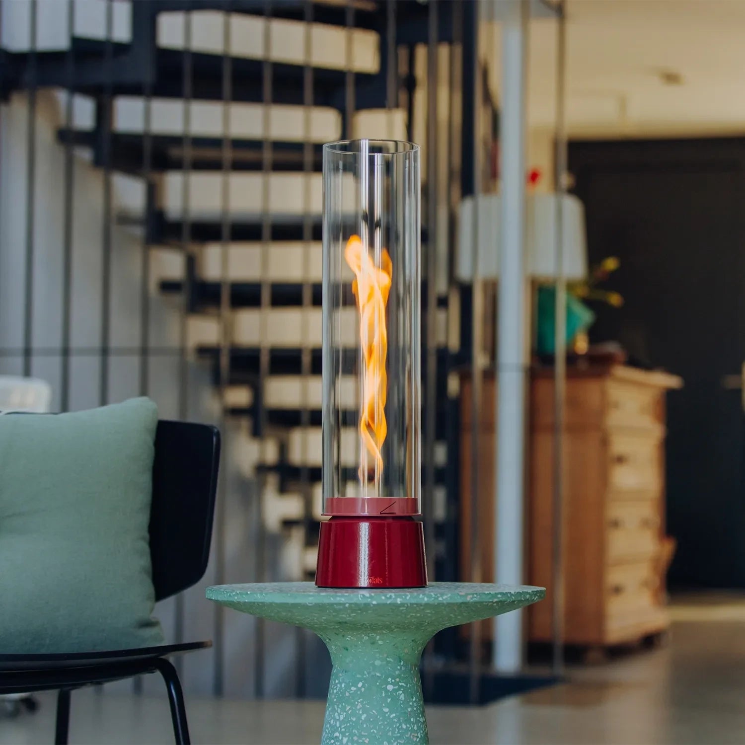 Höfats SPIN Air 1200 - Red tabletop bio fireplace with a tall cylindrical glass.