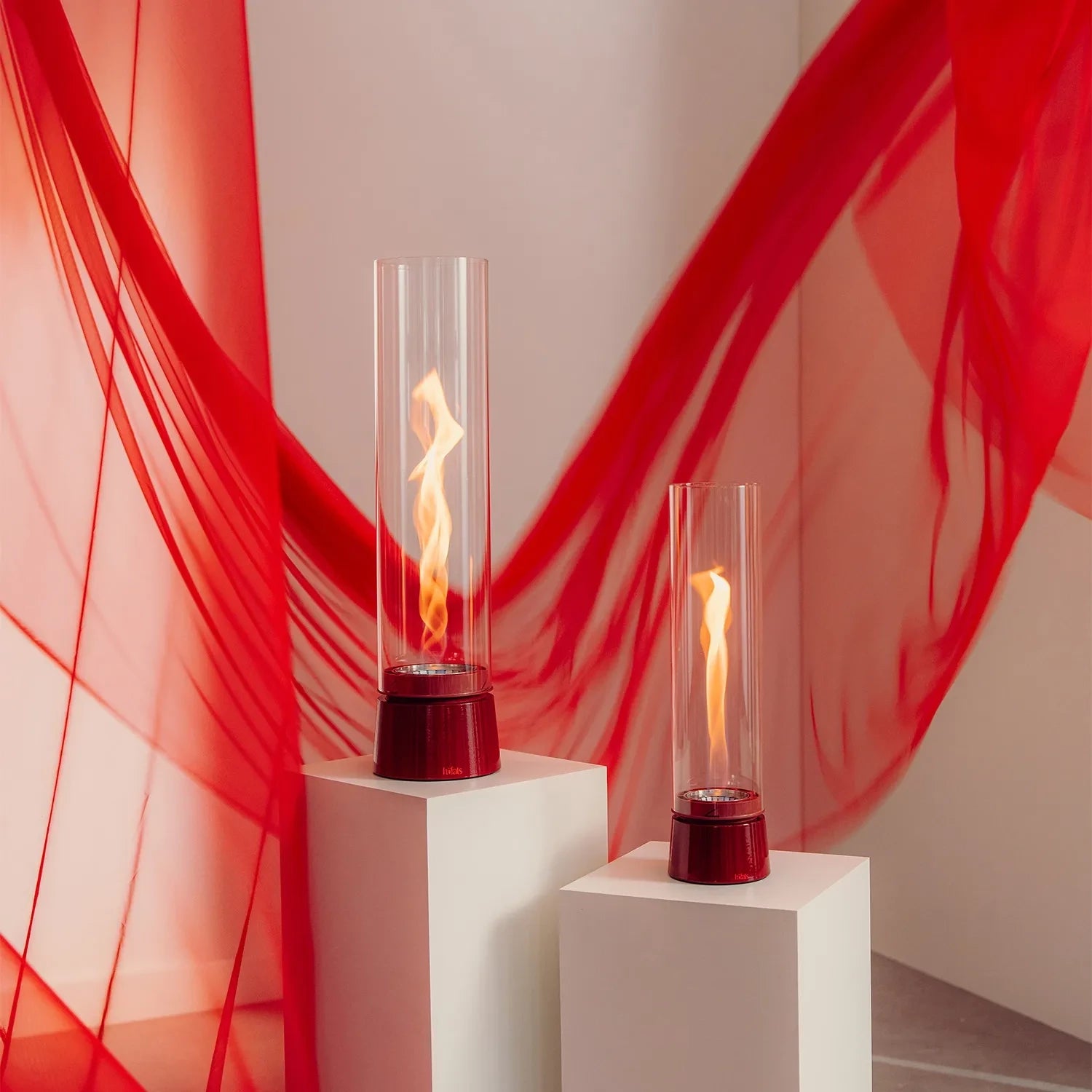 Höfats SPIN Air 1200 - Red tabletop bio fireplace with a tall cylindrical glass.