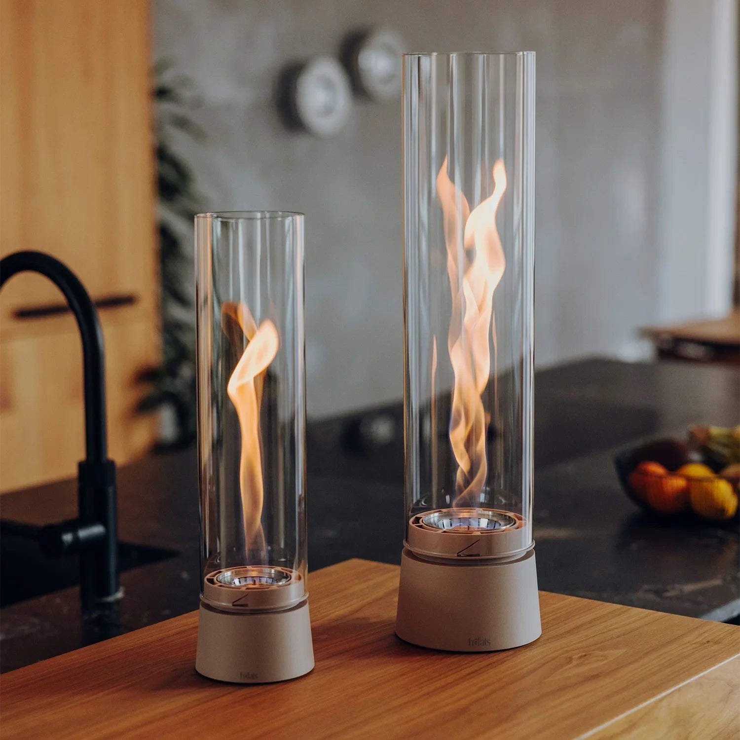 Höfats SPIN Air 1200 - Sand-colored tabletop bioethanol fireplace with tall cylindrical glass.