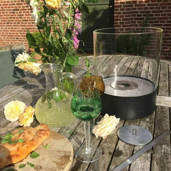 Southwark - svart rund etanolkamin med glas till bord