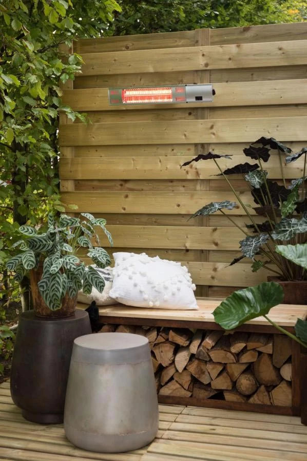 Bänk med vedförvaring i corten stål