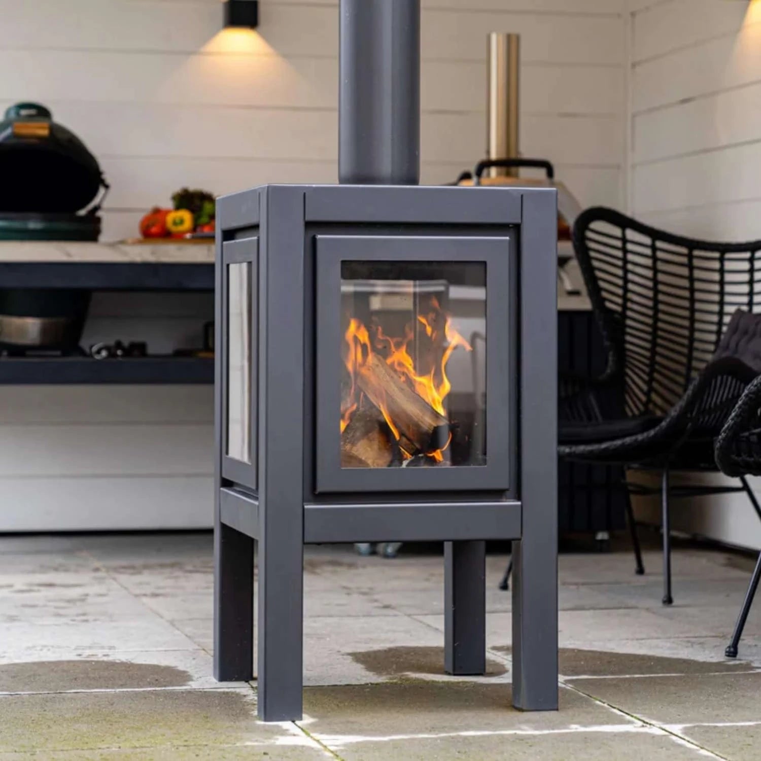 Quaruba XL Outdoor Fireplace in black, designed for providing warmth and adding style to large outdoor spaces like gardens and p