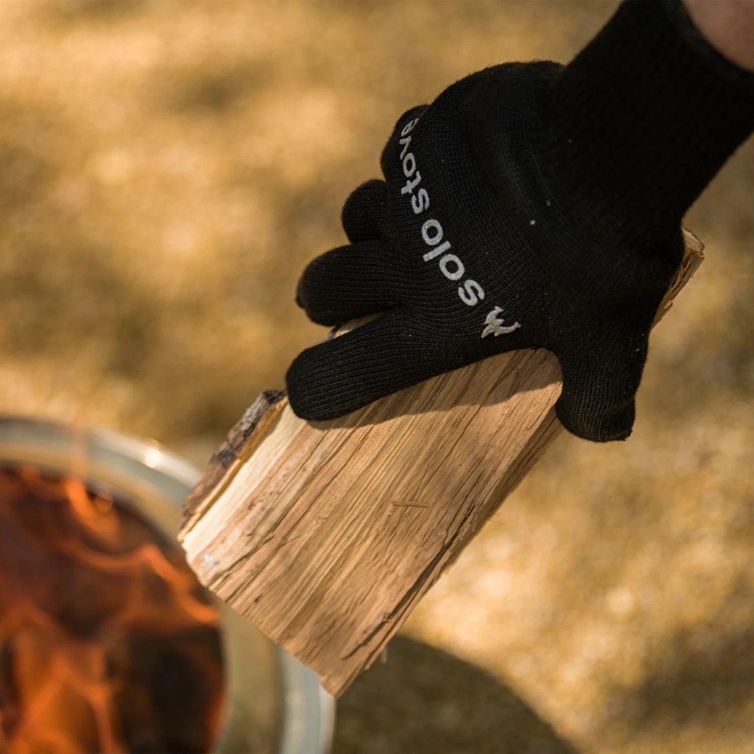 Black heat-resistant gloves from Solo Stove